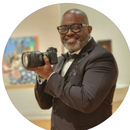 Jessie Thornton profile photo holding a camera